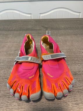 Vibram Women's Pink and Orange FiveFingers Water Shoes Size EU41